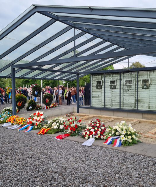 3. Mai 2024: Kranzniederlegung in Neuengamme